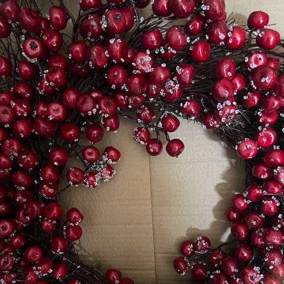 NWT LeCasa Iced Red Berry Holiday Wreath 22” - Picture 5 of 7